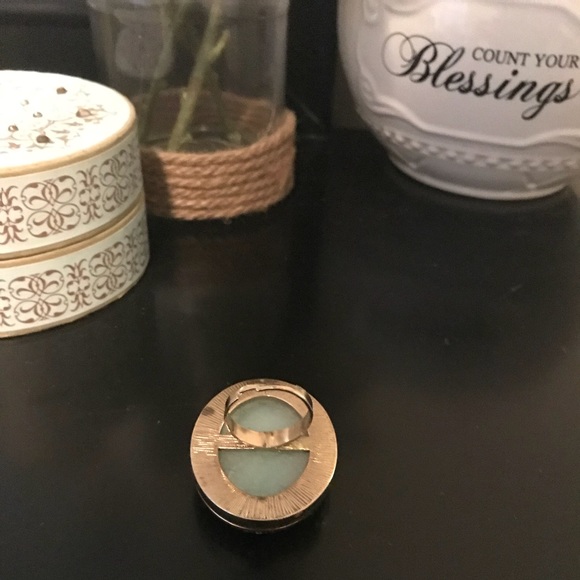 Dainty gold ring! - Picture 4 of 7